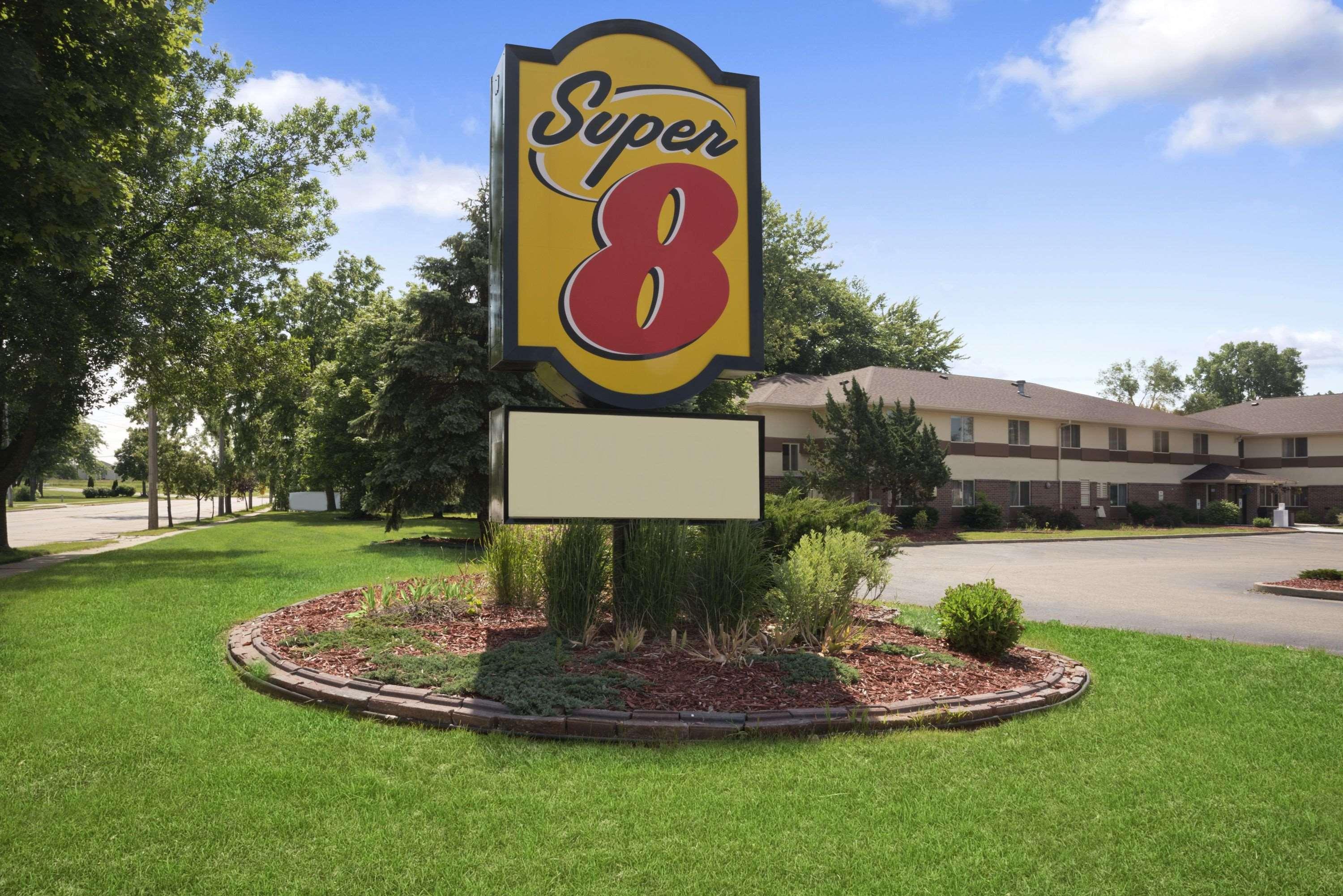 Super 8 By Wyndham Whitewater Wi Hotel Екстериор снимка